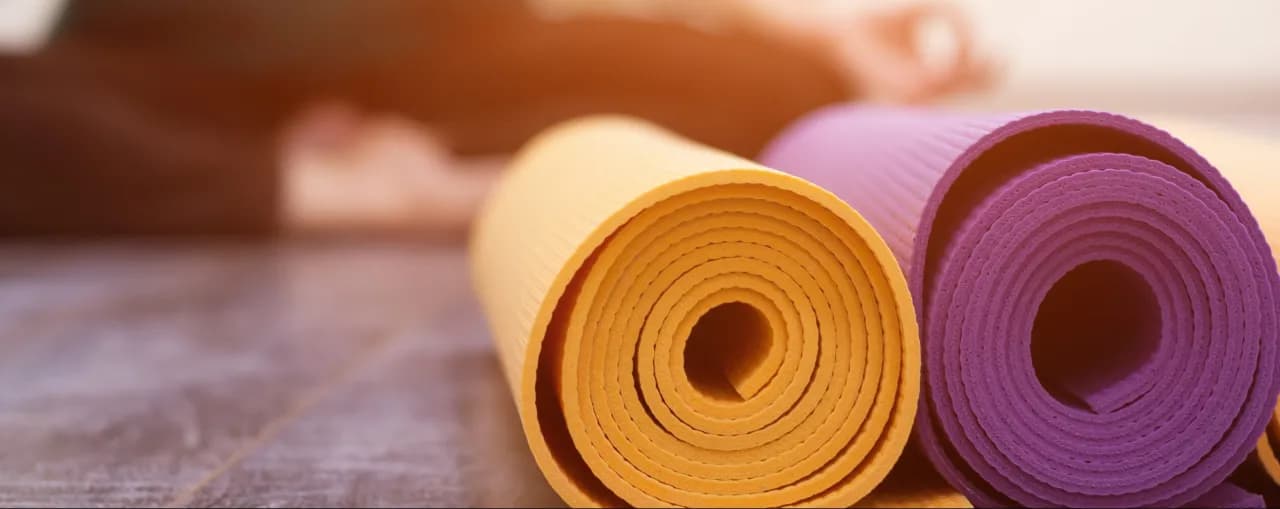 Jak skutecznie czyścić matę do jogi i uniknąć błędów niszczących jej trwałość