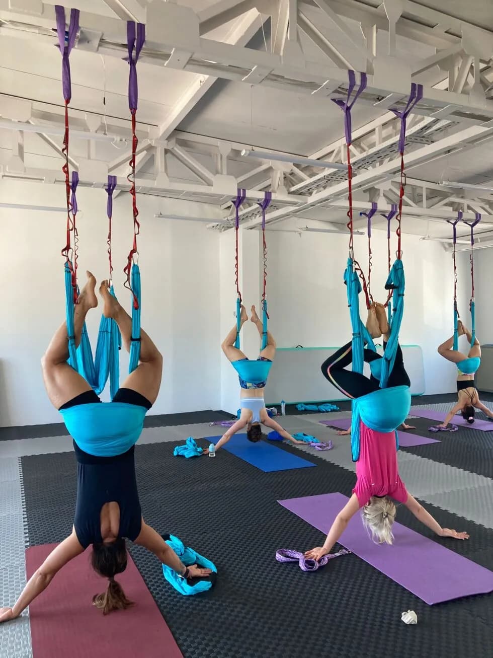 Aerial joga co to? Korzyści, ćwiczenia i różnice od tradycyjnej jogi