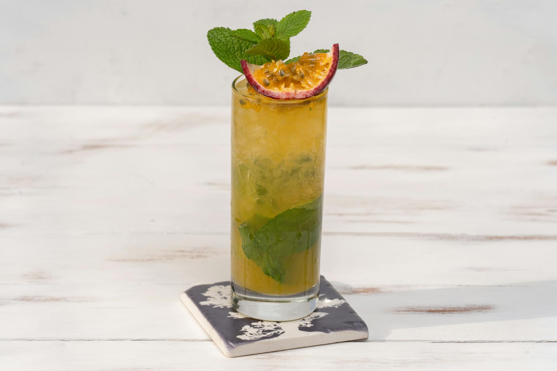 Schłodzony mojito z marakują i miętą na letni dzień