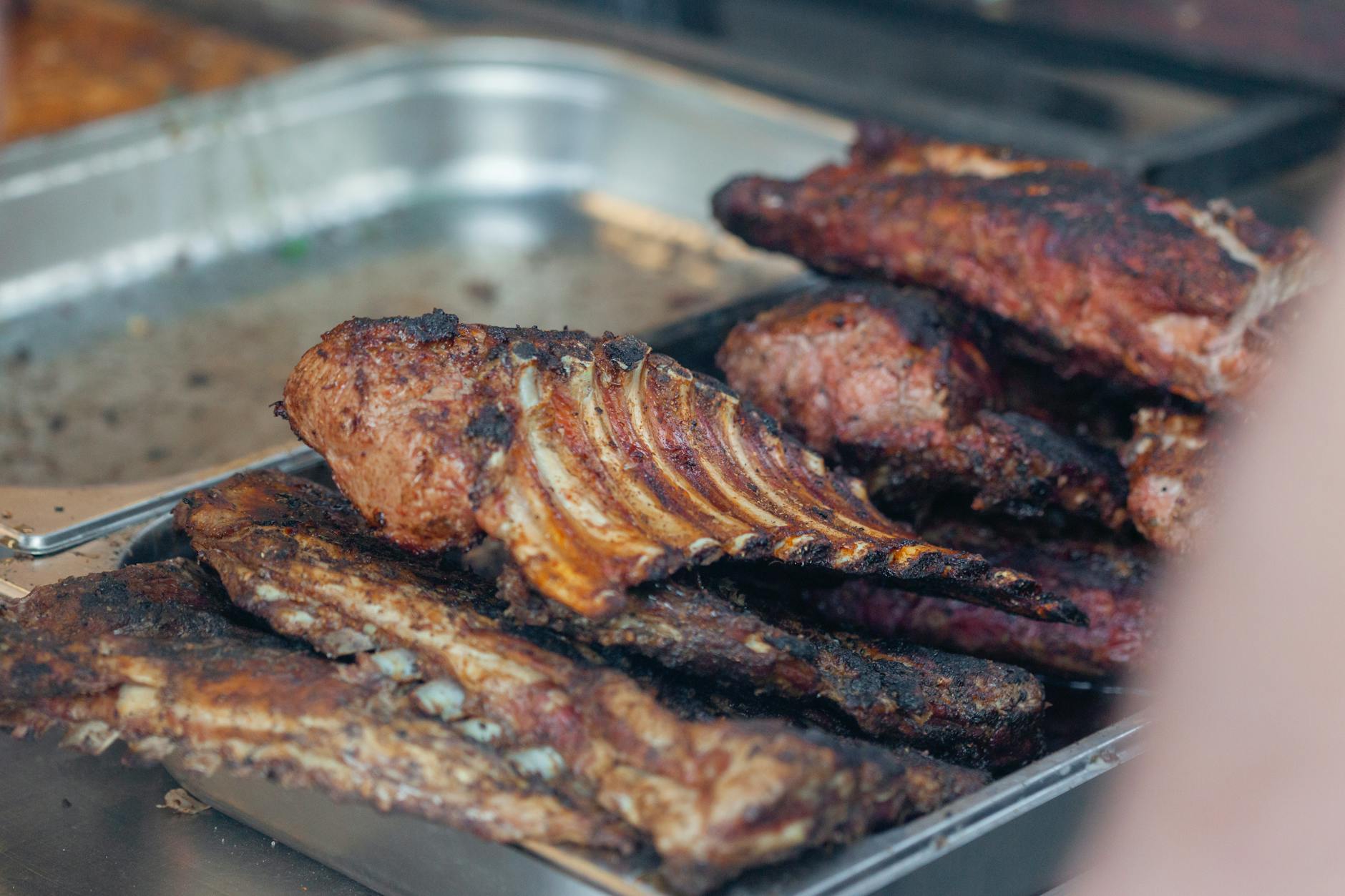 Zbliżenie na grillowane żeberka na ruszcie podczas letniego grilla