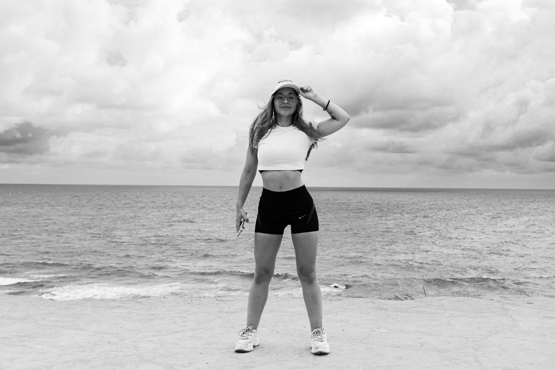 Kobieta na plaży w Natal patrzy na ocean w czarno-białym kadrze