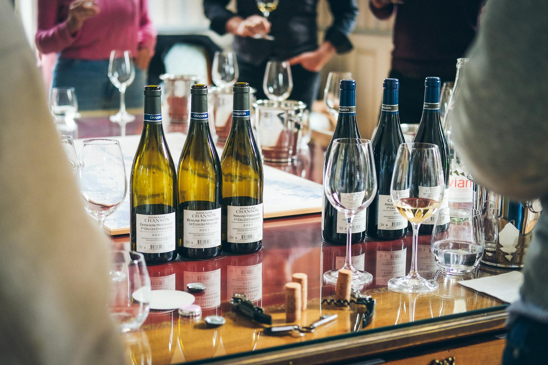 Degustacja win przy zastawionym stole w Beaune we Francji Degustacja win przy zastawionym stole w Beaune we Francji