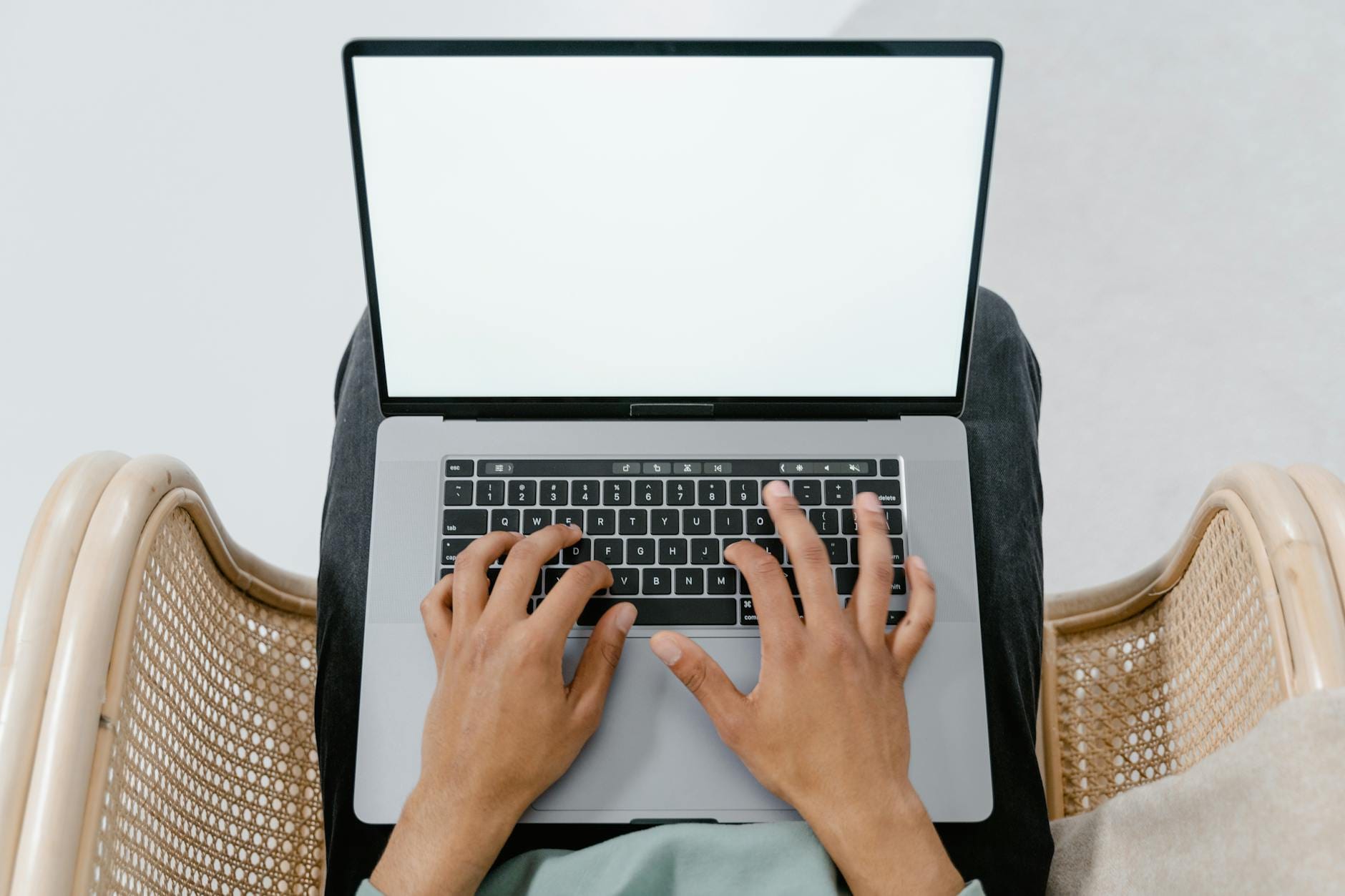 Osoba pisząca na laptopie z pustym ekranem, widok z góry