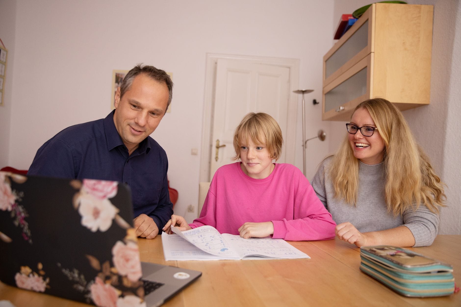 Rodzina uczy się wspólnie przy laptopie w domu Rodzina uczy się wspólnie przy laptopie w domu