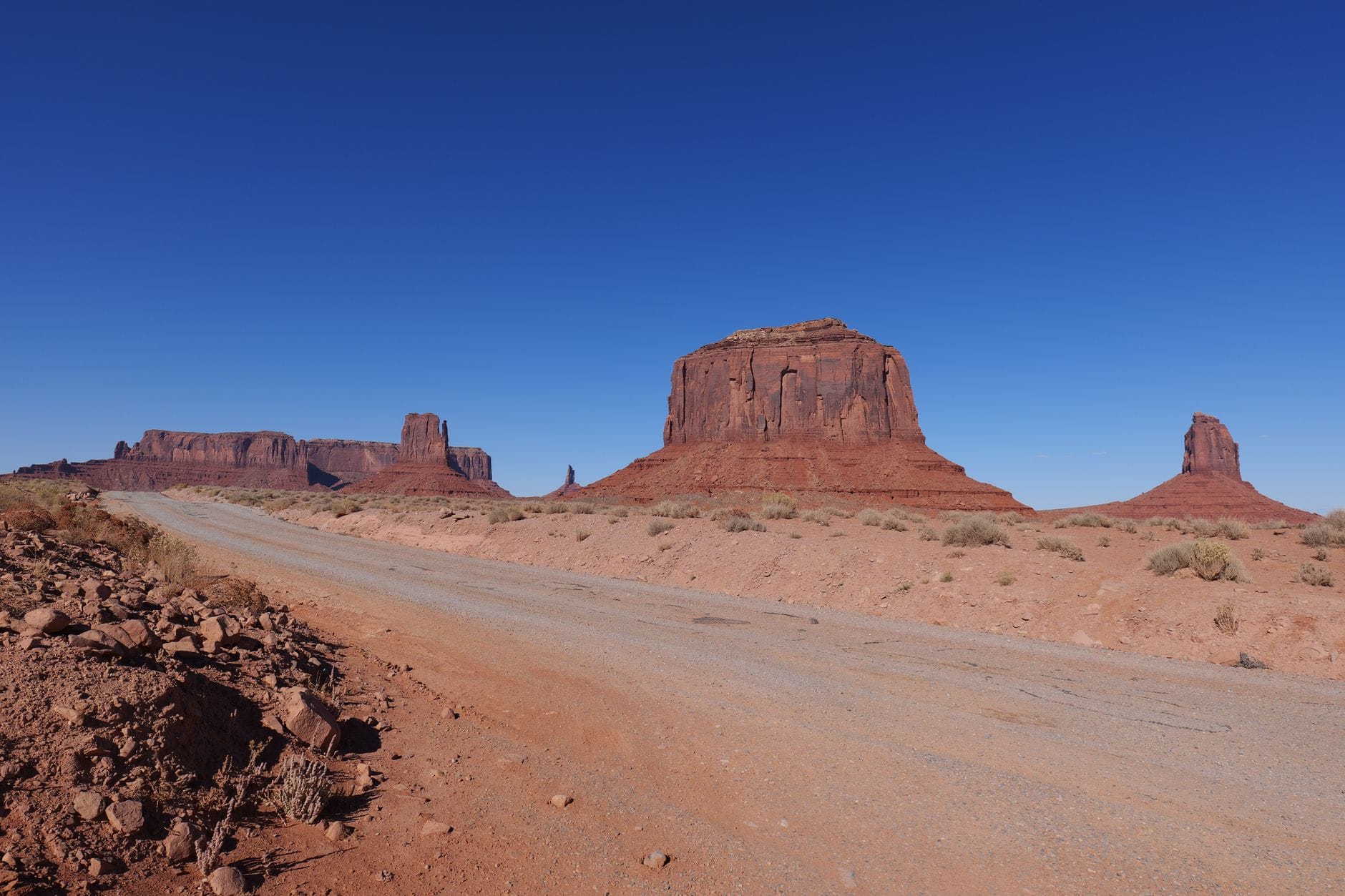 Panorama Monument Valley z czerwonymi skałami pod bezchmurnym niebem