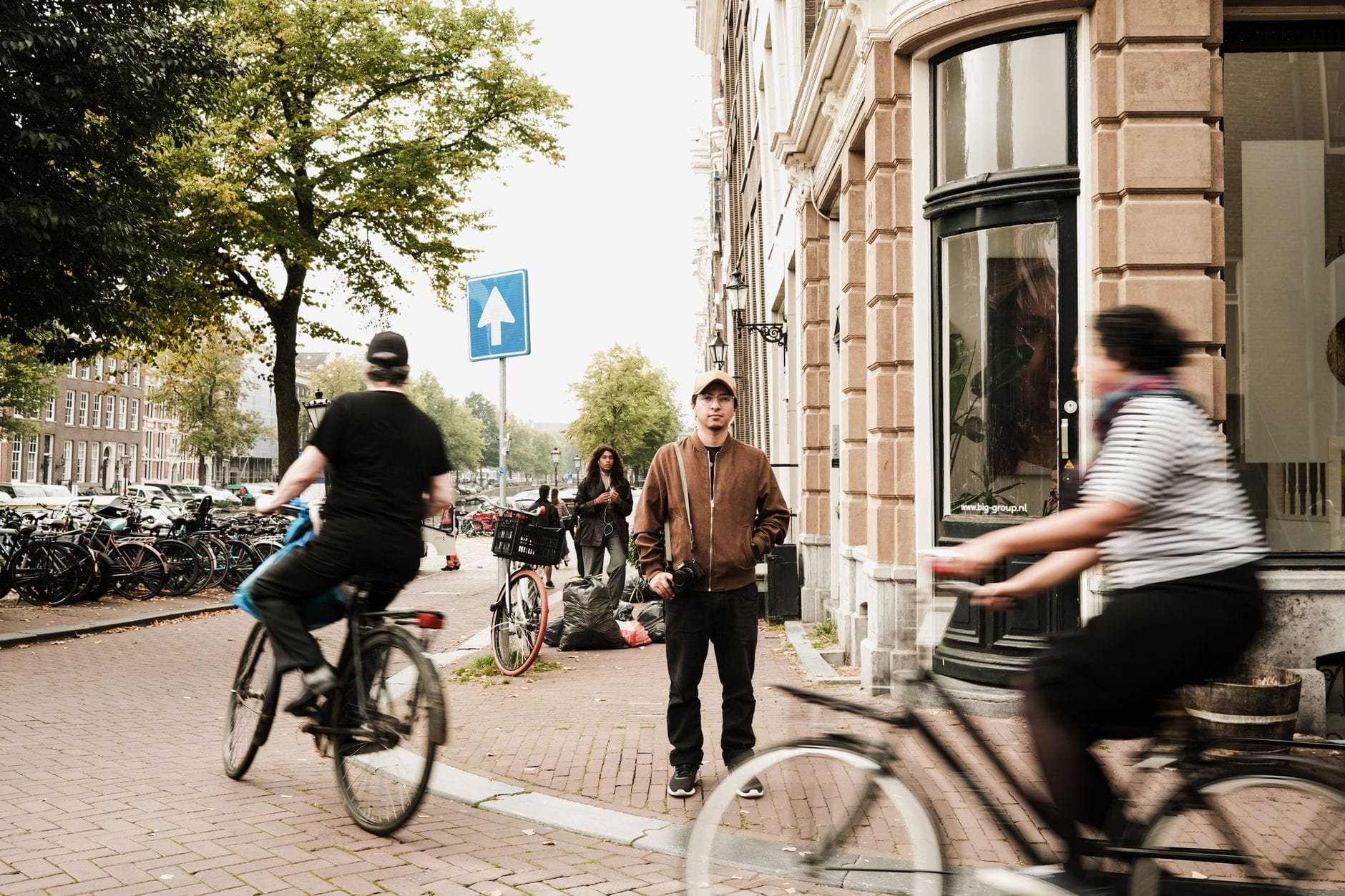 Rowerzyści na ruchliwej ulicy w centrum europejskiego miasta Rowerzyści na ruchliwej ulicy w centrum europejskiego miasta
