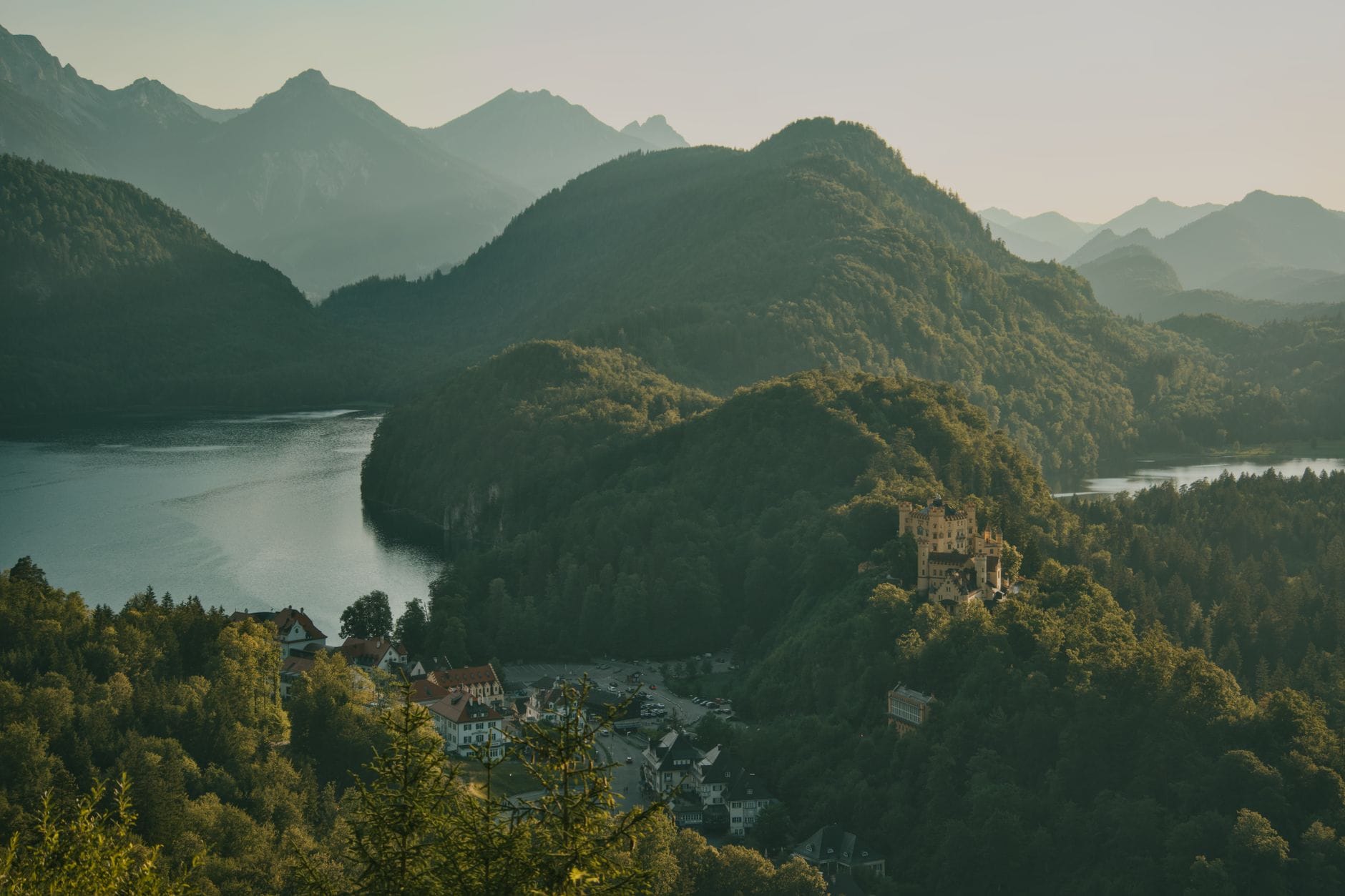 Zamek Hohenschwangau na tle Alp Bawarskich o zachodzie słońca Zamek Hohenschwangau na tle Alp Bawarskich o zachodzie słońca